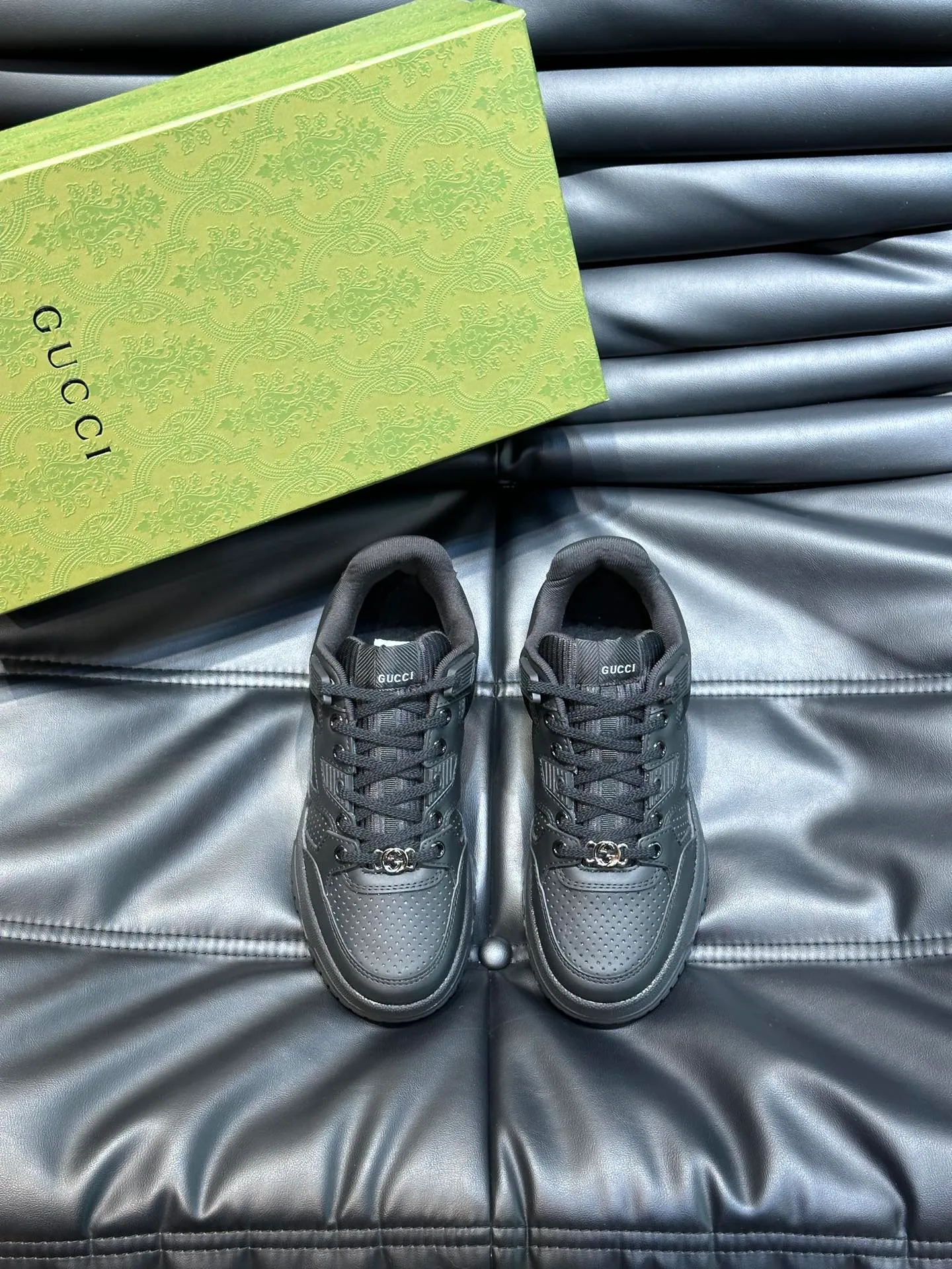 Men's shoes 💰p540 "GUCC*" New couple 👫 distressed effect sneakers, this low-top sneaker adopts a basketball-style silhouette design, cleverly integrated with hollow panels and distressed effects, showing its unique ingenuity. The ingenuity incorporates brand logo details such as interlocking Double G styling accessories and Gucci lettering, a low-key tribute to the brand's design heritage. A rubber non-slip outsole, inlays and embossed sole give the entire design a contemporary feel. Size: Female 35-39, Male 38-44